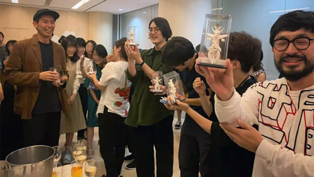 「アイデアの学校」最終日、講師陣に自分の企画の<br />フィギュアを作ってプレゼント