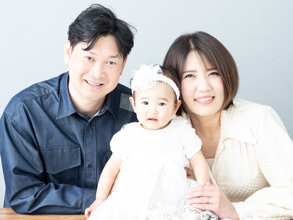 １歳の誕生日に家族で記念撮影。<br />娘の存在が仕事への力にもなっています
