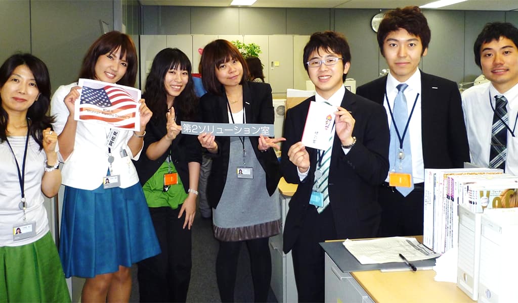 初任配属のマーケティング部門で、同期やビッグシスターと。ここから電通人生が始まりました。<br />いつまでも励まし合えるこの仲間たちは、私にとって大切な存在です