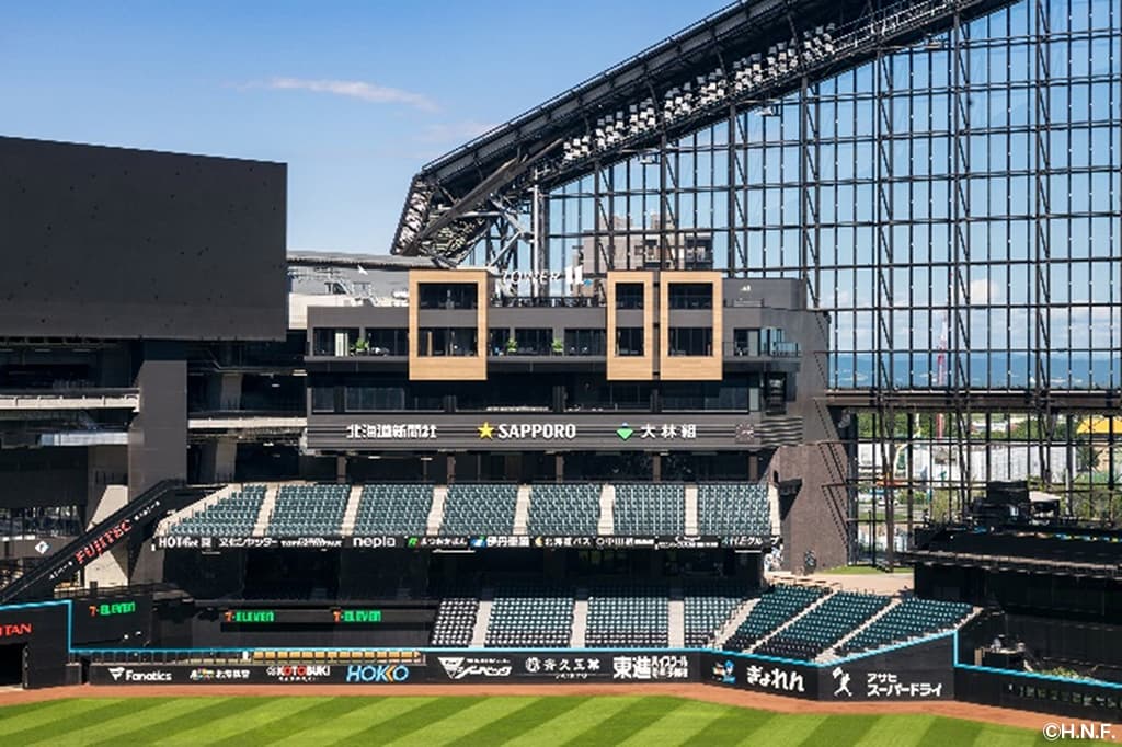 天然温泉&サウナ・ホテル・レストランなどが同居する、象徴的な建物「TOWER 11(タワー・イレブン)」