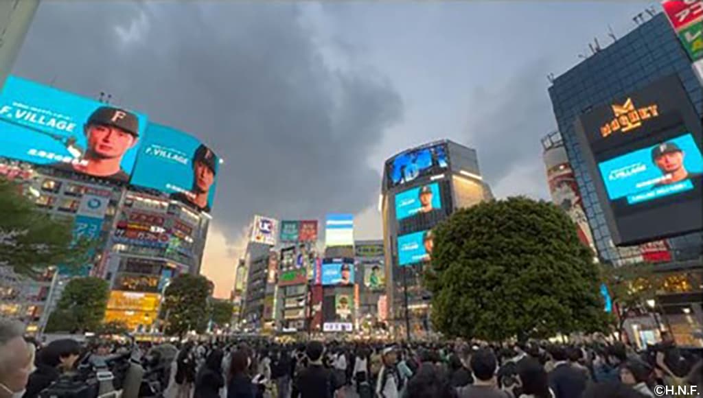 首都圏での話題化を狙い、開業日に渋谷のビジョンをダルビッシュ投手でジャック。