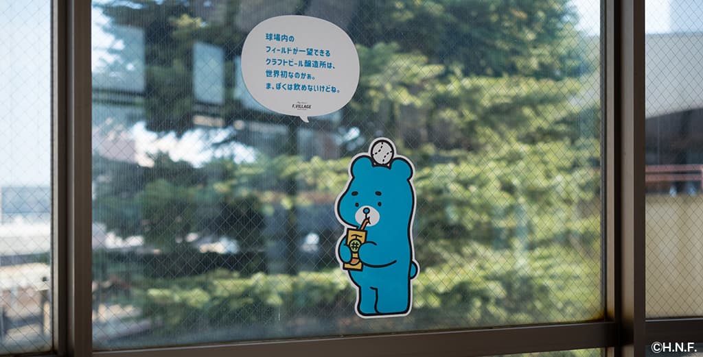 球場付近に貼られた「えふたん」のシール。