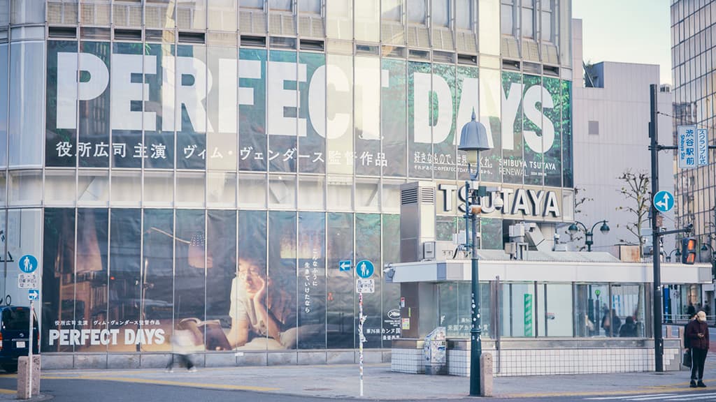 高崎の発案で、改装中のTSUTAYAをOOH媒体として新しく開発。