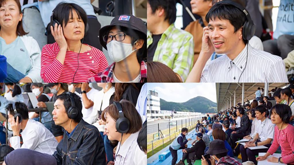 AI実況でモータースポーツを楽しむ観客たち