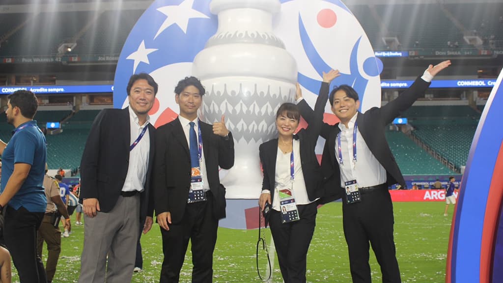 サッカーの大会終了後、ピッチでの記念撮影