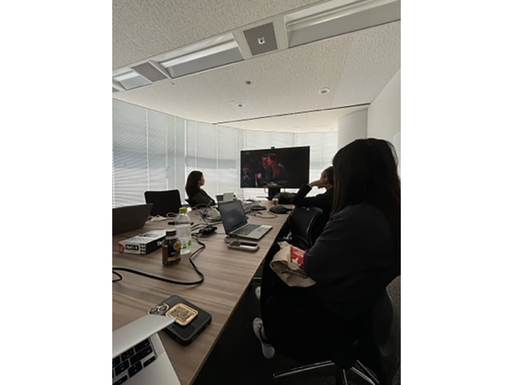 アカデミー賞授賞式の動向を部の皆さんと見守る