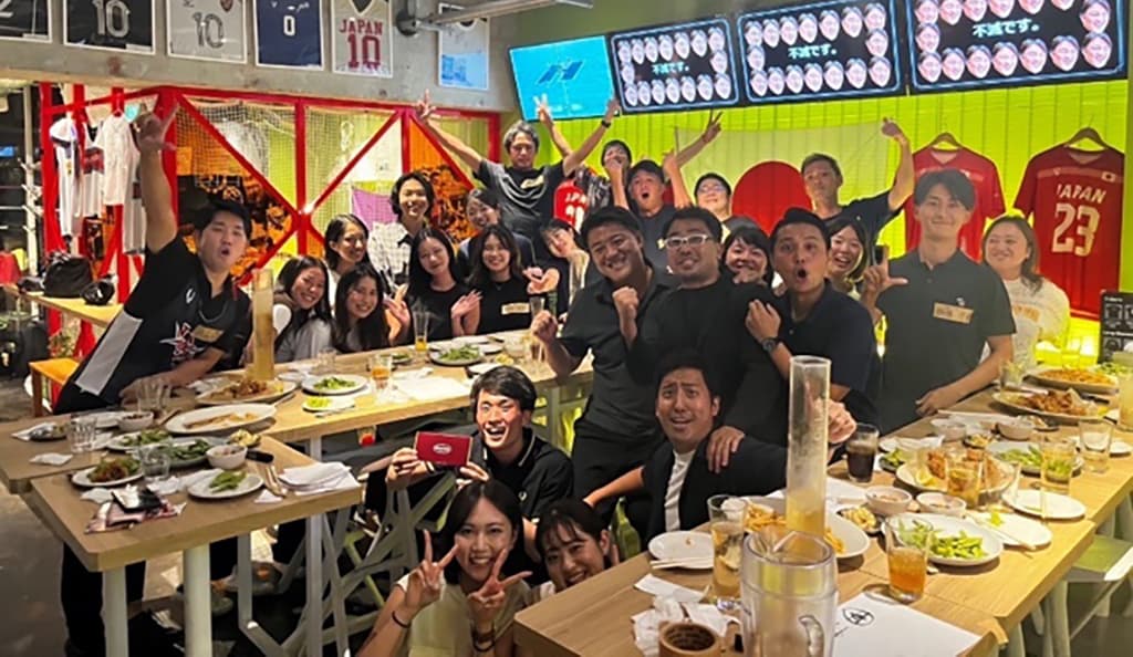 局を超え、世代を超えてあつまる電通ラクロス部