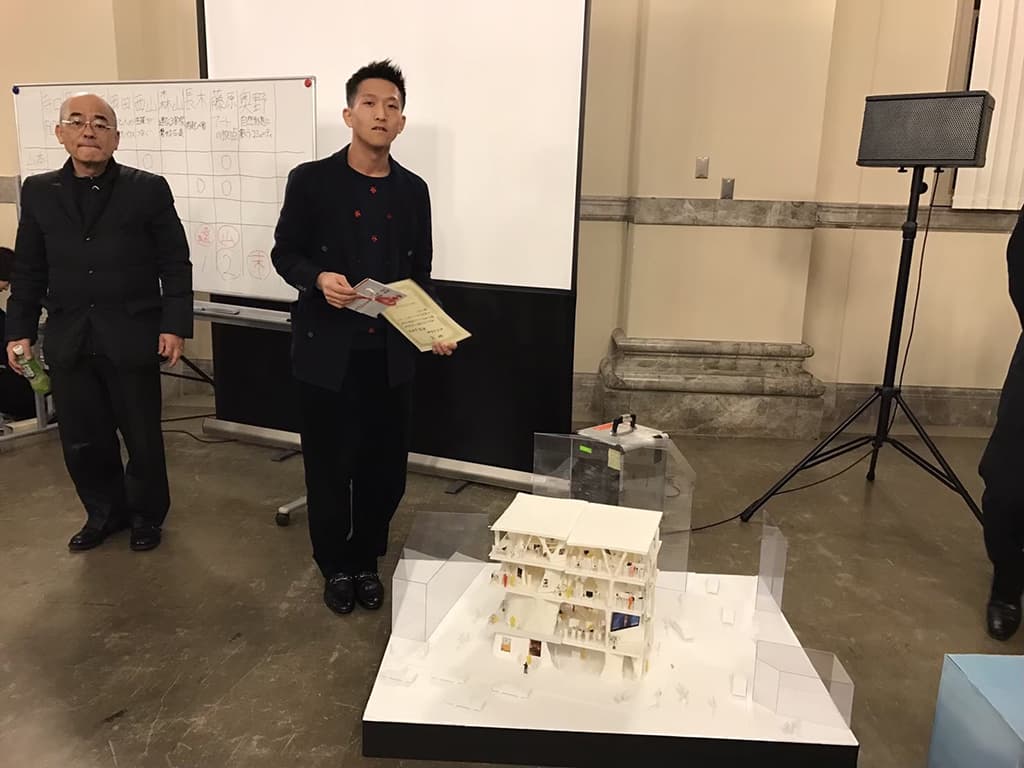 大学時代、建築コンペ授賞式にて。<br />生物模倣技術を建築に応用する研究をしていました。