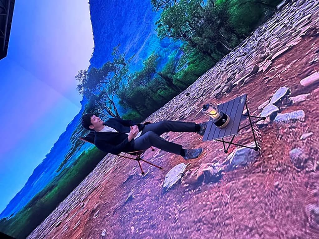 趣味のソロキャンプ……と思わせつつ、<br />実はサイネージの錯視です！<br />仕事の中で未来のOOHを探求したりもしています