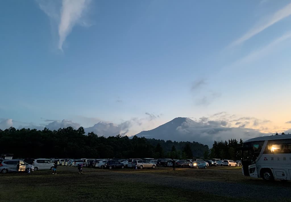 ひょんなことからとあるフェス運営に業務外で参画。<br />好きを創造する難しさと楽しさを実感しました。<br />写真は山中湖の会場近くの駐車場で<br />お客さまをお見送りするタイミングでの1枚