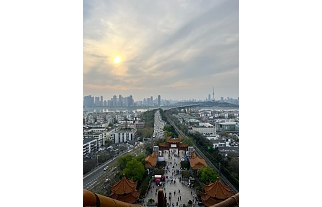 中国武漢の、川沿いに乱立する高層ビル。<br />人口の多さを実感するのも<br />中国滞在の醍醐味（だいごみ）です