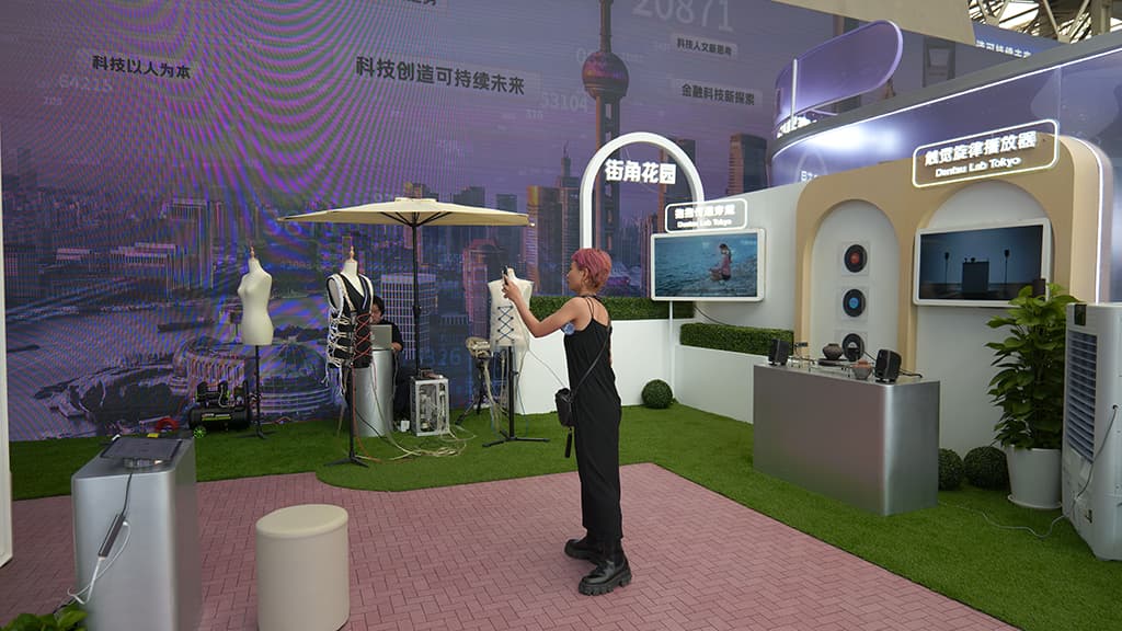 上海出張でDentsu Lab Tokyoのデモ展示を準備している様子