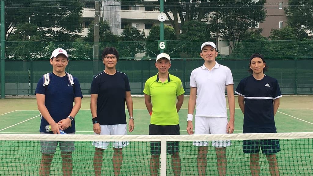 平日通勤前の早朝テニスに加えて、週末は学生時代のテニス部仲間とも