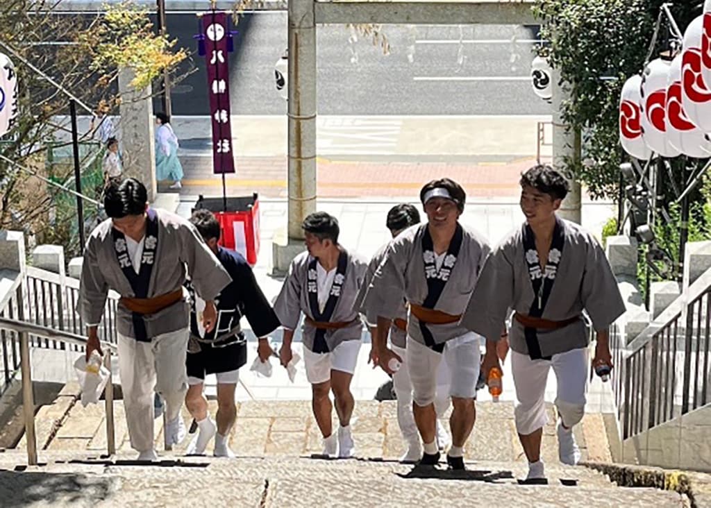 祭りも好きで、いろんな町でみこしを担いでおります。