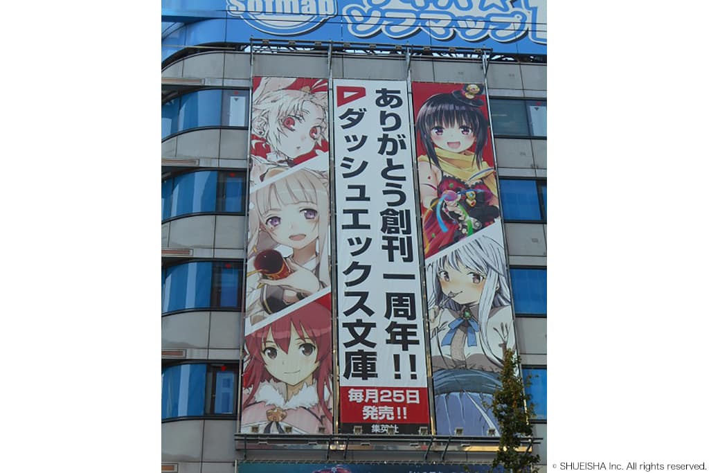 街中のお店を一軒ずつ訪問しポスターを設置しました