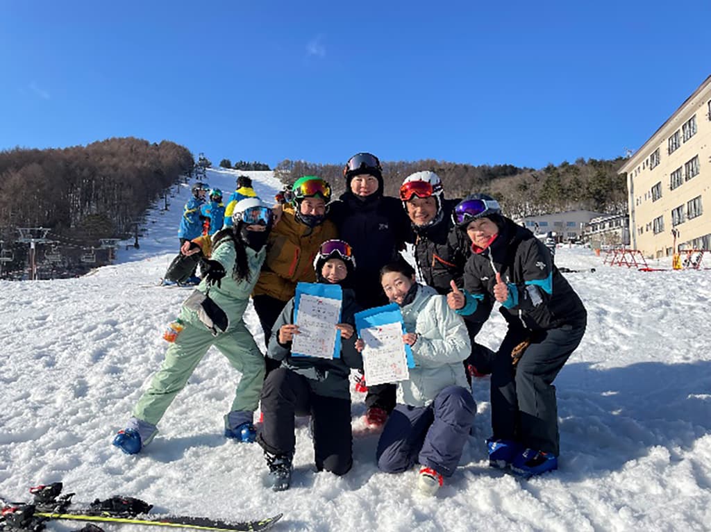 会社のスキー部。部署や年次を超えて趣味をご一緒<br />できるナナメの先輩の存在はとても大きいです!
