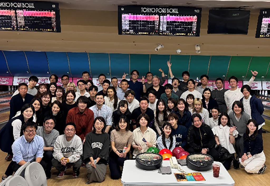 所属する出版局のボウリングカップ。<br />みんな仲良しです!