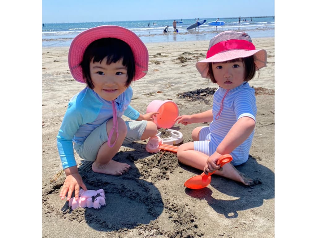 夏の休日は、近所の海に娘たちと