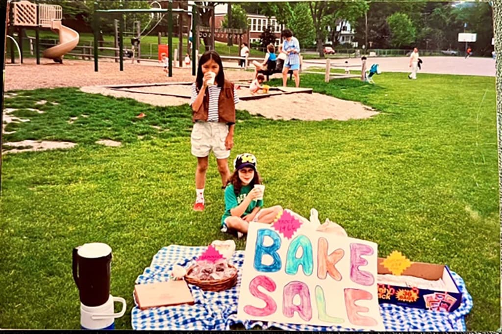 小学校時代を過ごしたアメリカで、週末ガールスカウト<br />としてクッキーを販売している様子