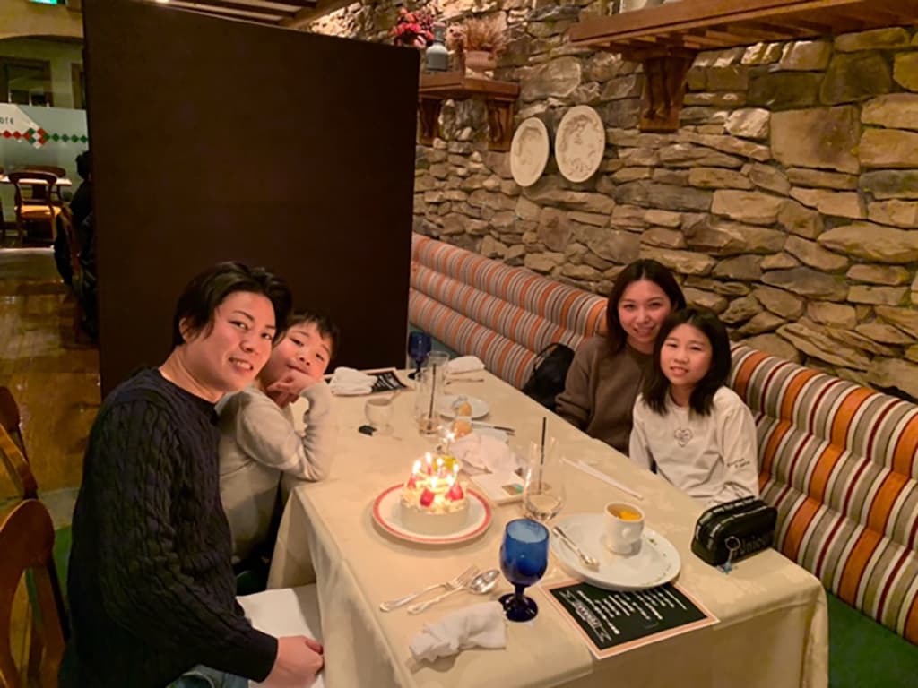 家族で毎年スキーに行くホテルで、<br />パパのお誕生日のお祝い